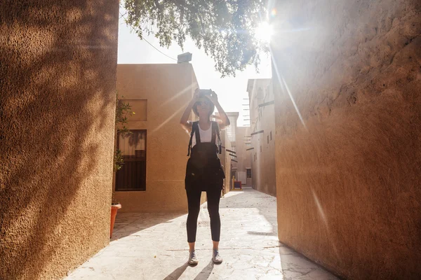 Jovem mulher turística tirando fotos de leões em Deira Imagem De Stock