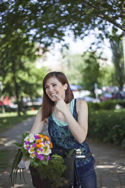 Vrouw gaat van marktplaats — Stockfoto