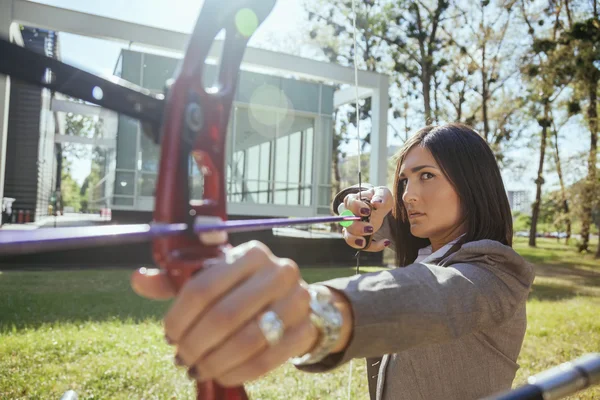 Femme d'affaires pointant la cible avec arc et flèche — Photo
