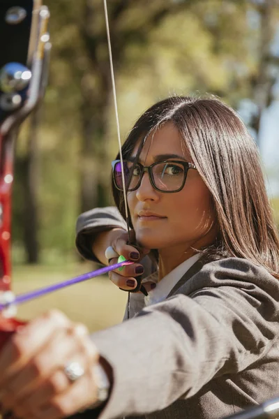 Femme d'affaires pratiquant le tir à l'arc — Photo