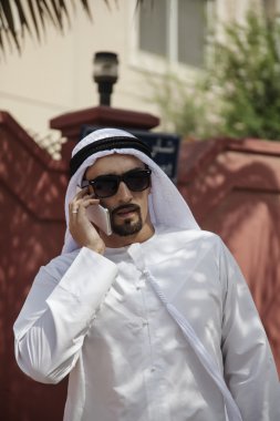 Arap erkek akıllı telefon açık havada kullanma