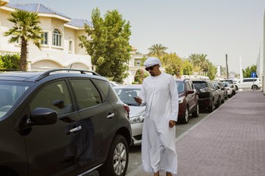 Arap adam akıllı telefon kullanma