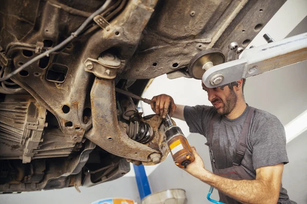 Auto mecánico reparación de coches —  Fotos de Stock