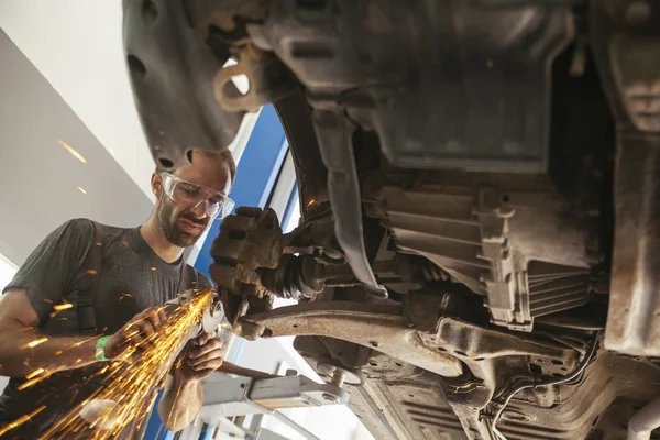 Mecánico de automóviles en el trabajo — Foto de Stock