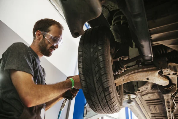 Automonteur op het werk — Stockfoto