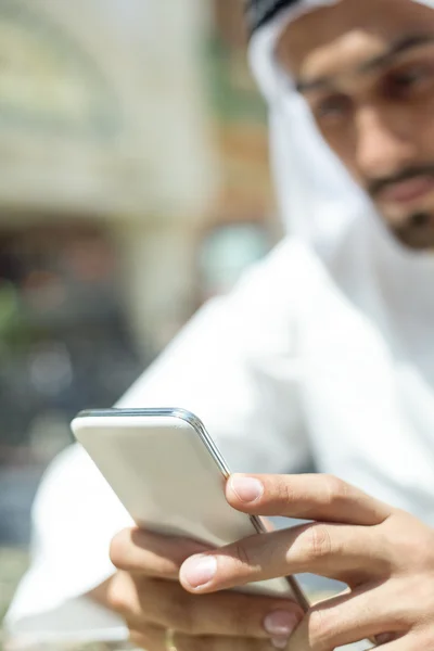 Arabe masculin utilisant un téléphone intelligent — Photo
