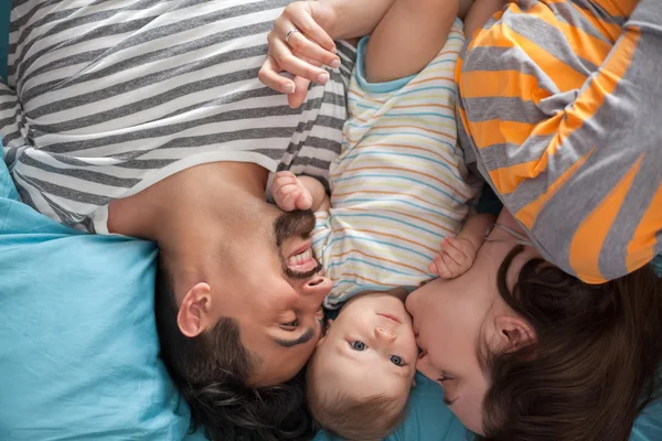 joven madre y padre con su recién nacido bebé niña a el hospital en el día  de su nacimiento. familia concepto. paternidad concepto 26373666 Foto de  stock en Vecteezy