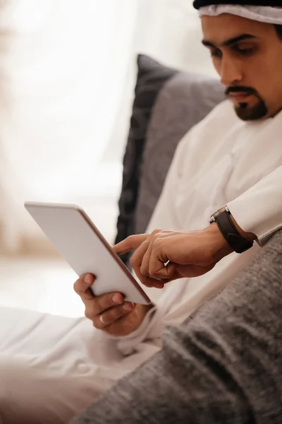 Arabian αρσενικά χρησιμοποιώντας έξυπνο τηλέφωνο σε εσωτερικούς χώρους — Φωτογραφία Αρχείου