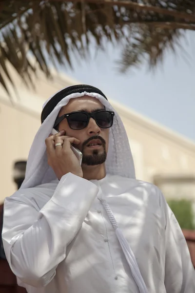 Arabe masculin utilisant un téléphone intelligent en plein air — Photo