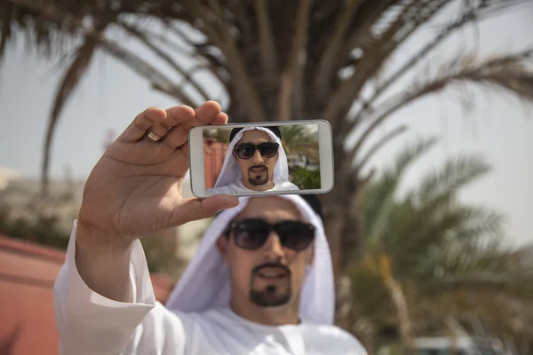 Arabischer Mann macht Selfie — Stockfoto