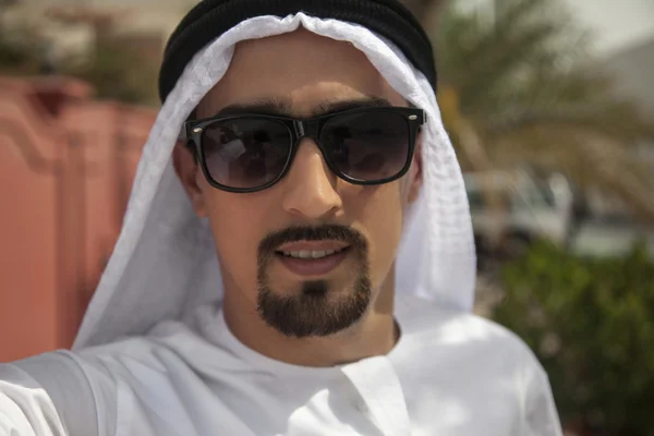 Arabischer Mann macht Selfie — Stockfoto