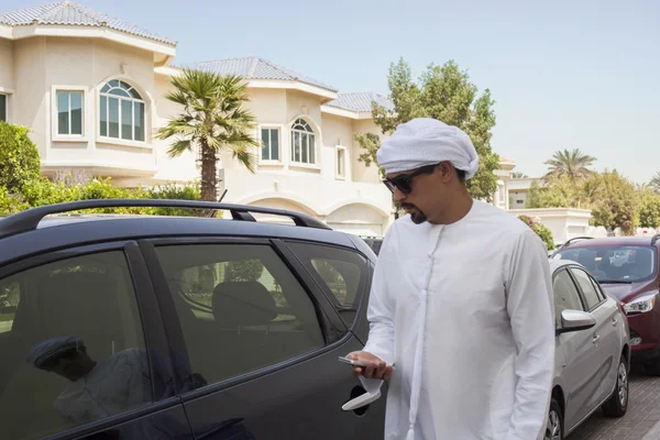 Arabische Man met behulp van slimme telefoon — Stockfoto