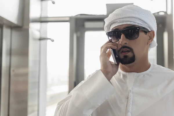 Arabian αρσενικά χρησιμοποιώντας έξυπνο τηλέφωνο στο σταθμό μετρό — Φωτογραφία Αρχείου