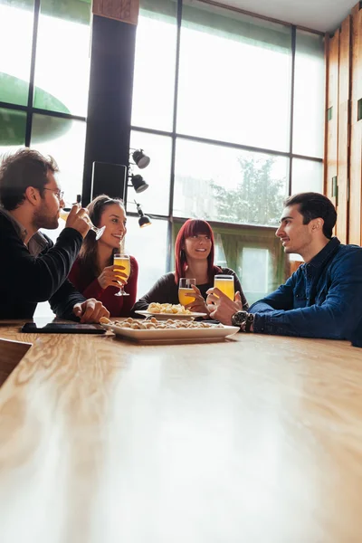 Groupe d'amis dans la taverne — Photo