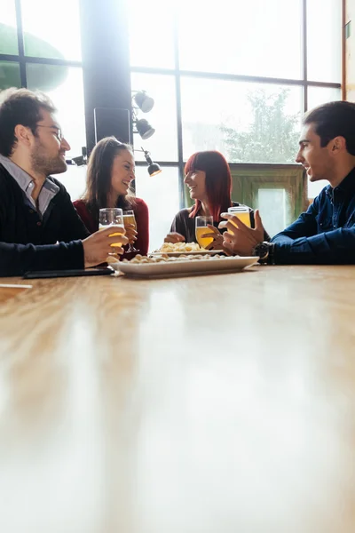 Groupe d'amis dans la taverne — Photo