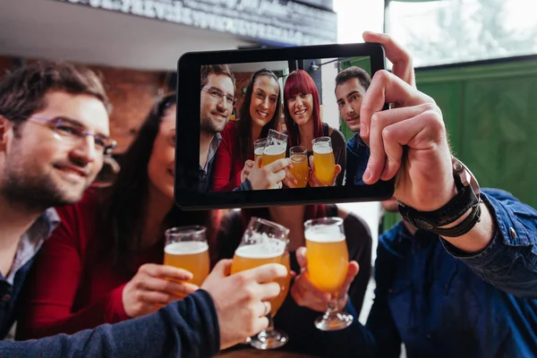 Grupo de amigos en taberna tomando selfie — Foto de Stock