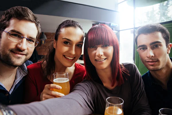 Groupe d'amis dans la taverne Prenant Selfie — Photo