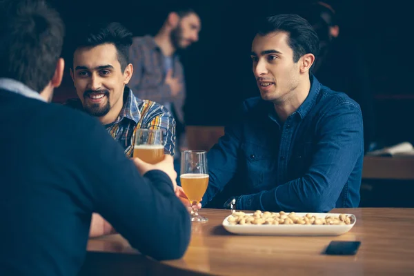 Groep vrienden In Pub — Stockfoto