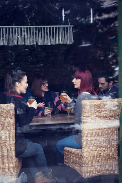 Groupe d'amis dans la taverne — Photo