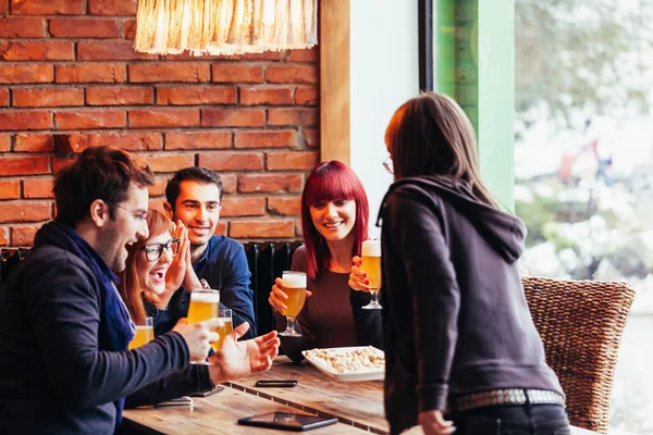 Groupe d'amis dans la taverne — Photo