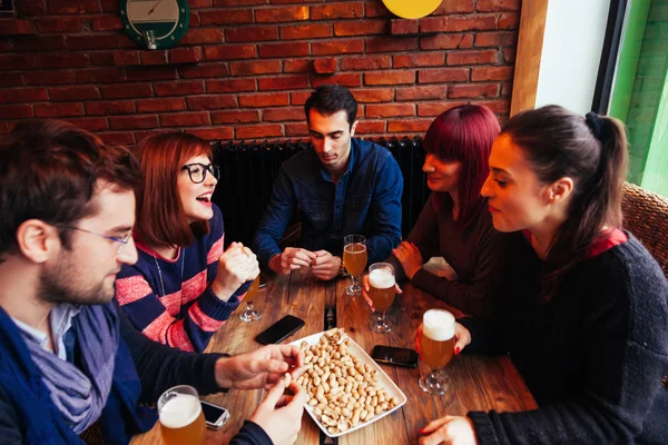 Gruppe von Freunden in der Taverne — Stockfoto
