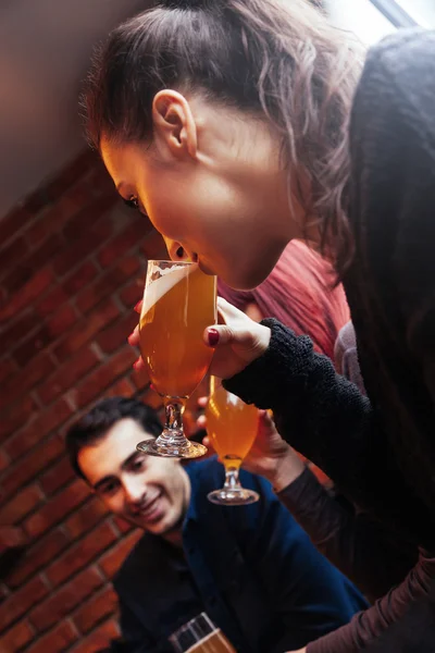 Grupo de amigos en la taberna —  Fotos de Stock