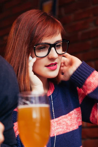 Vrouw In Pub met behulp van telefoon — Stockfoto