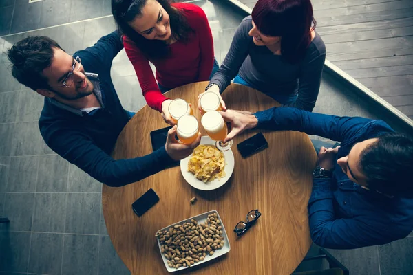 Groep van vrienden In de taverne Stockafbeelding