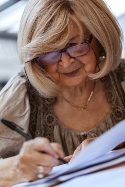 Kadın sözleşme imzalama