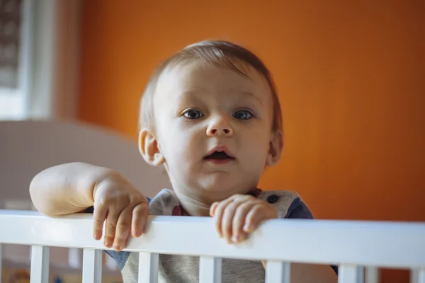 Menino em um berço — Fotografia de Stock