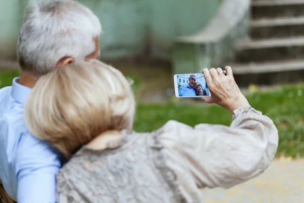 Pareja madura tomando selfie —  Fotos de Stock