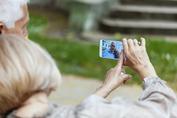 Äldre par med selfie — Stockfoto