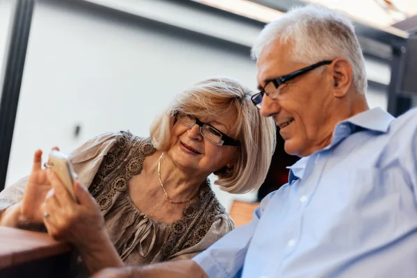 Oudere paar In Cafe met behulp van technologie — Stockfoto