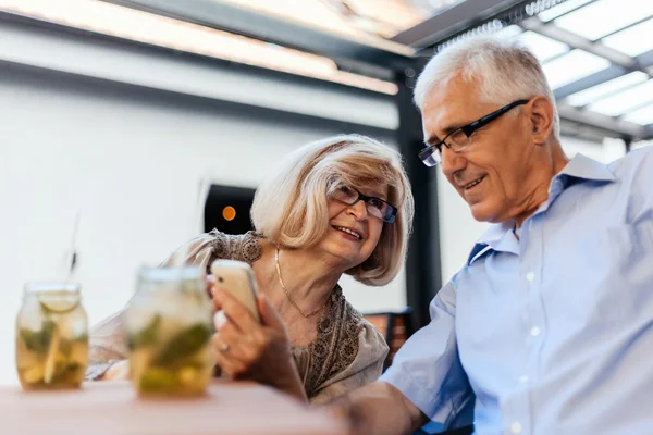 Oudere paar In Cafe met behulp van technologie — Stockfoto