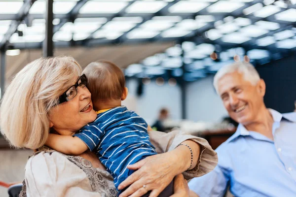 Grand-parents avec leur petit-fils au café — Photo