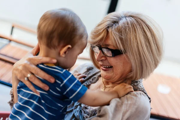 Nagymama az unokájával. — Stock Fotó