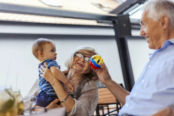 Abuelos con su nieto en el café —  Fotos de Stock