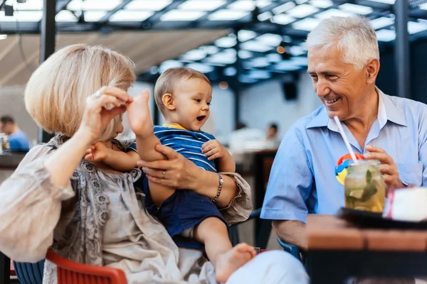 Grand-parents avec leur petit-fils au café — Photo