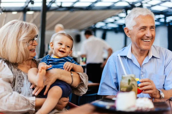 Grand-parents avec leur petit-fils au café — Photo