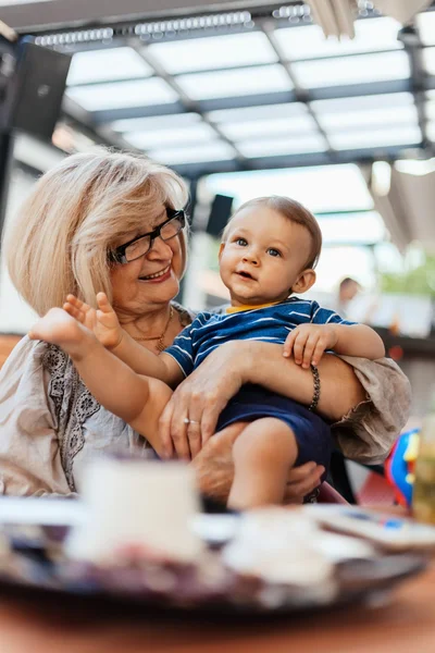 Nenek dengan cucunya. — Stok Foto