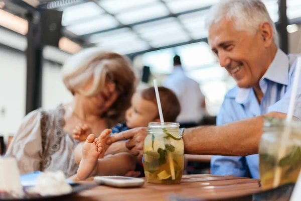 Abuelos con su nieto en el café —  Fotos de Stock