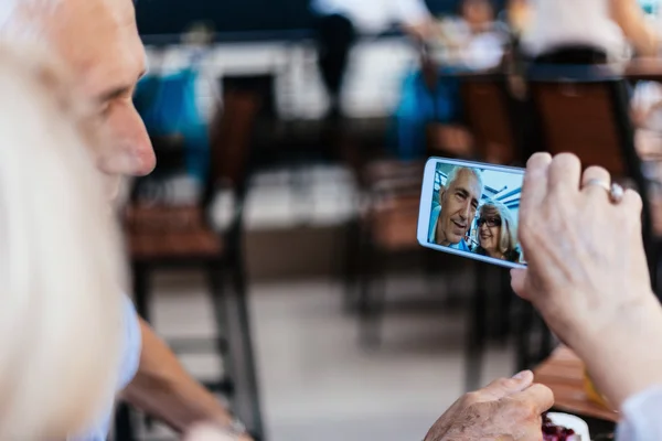 Starší pár s selfie — Stock fotografie