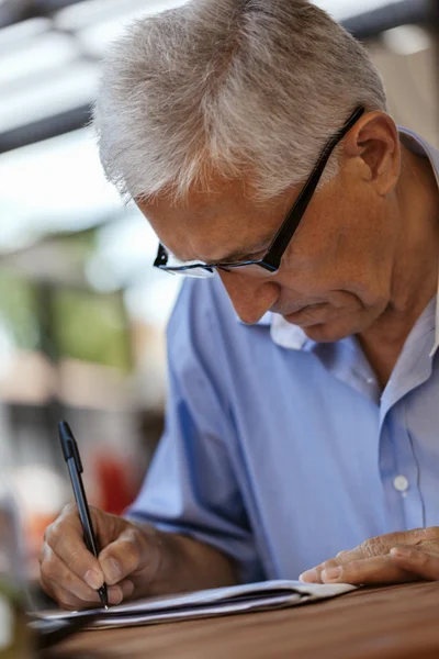 Männer unterzeichnen Vertrag — Stockfoto