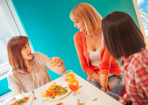 Amigos do sexo feminino socializar em casa — Fotografia de Stock