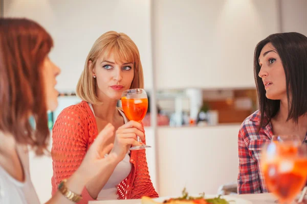 Amigos femeninos socializando en casa — Foto de Stock