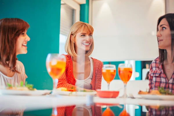 Trois femmes s'amusent à la maison — Photo