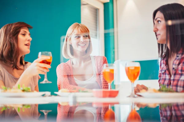 Vrouwelijke vrienden, socialiseren thuis — Stockfoto