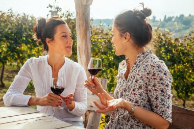 İki genç kadın şarap içme