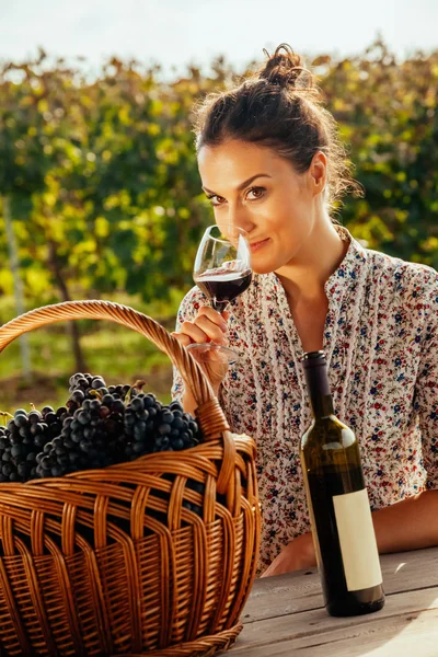 Mujer disfrutando en el viñedo — Foto de Stock