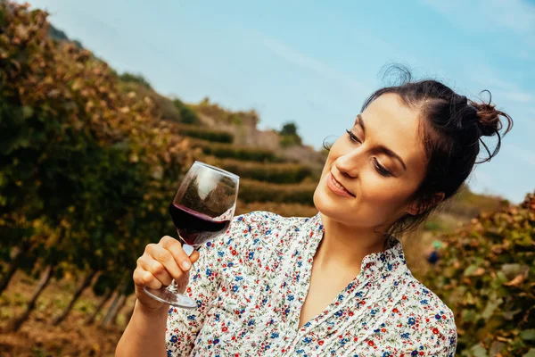 Mujer joven bebiendo vino — Foto de Stock